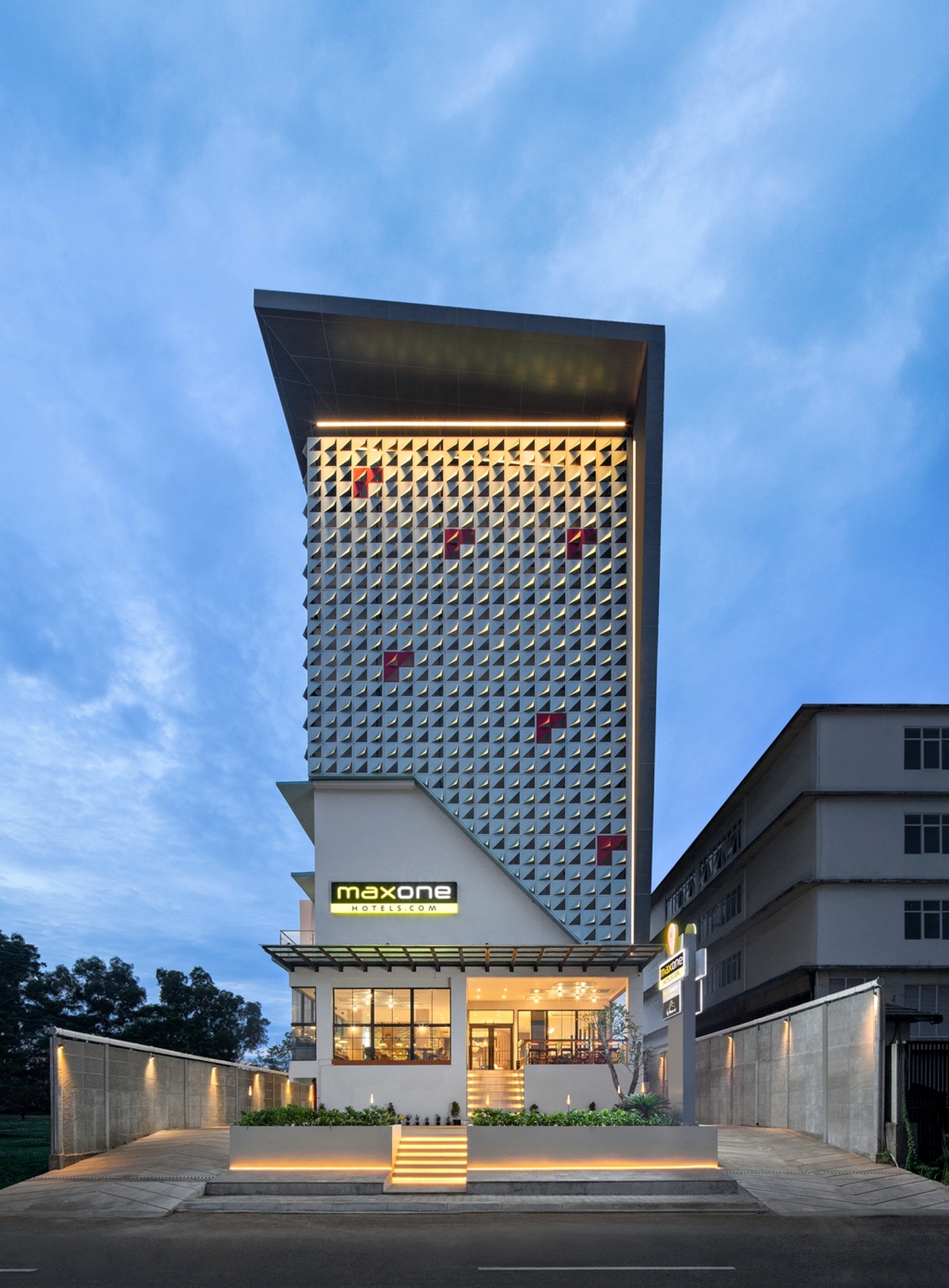 MaxOne Kota Harapan Indah exterior
